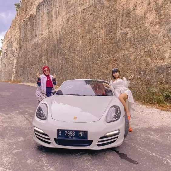 potret akrab seleb yang punya mantan suami sama © Instagram