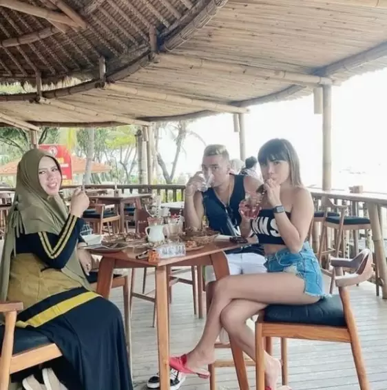 potret akrab seleb yang punya mantan suami sama © Instagram