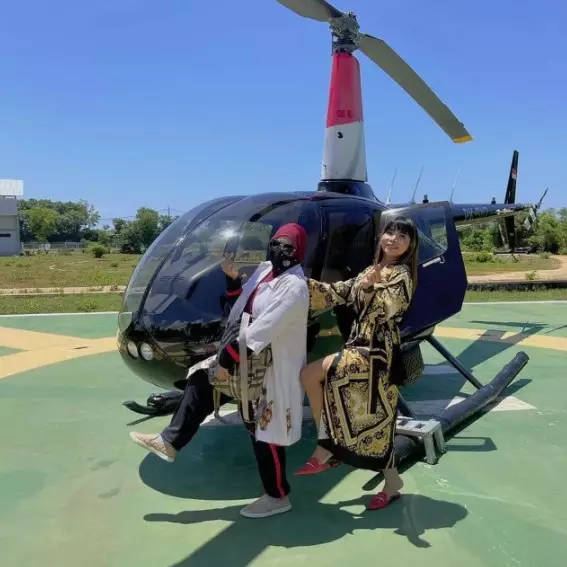 potret akrab seleb yang punya mantan suami sama © Instagram