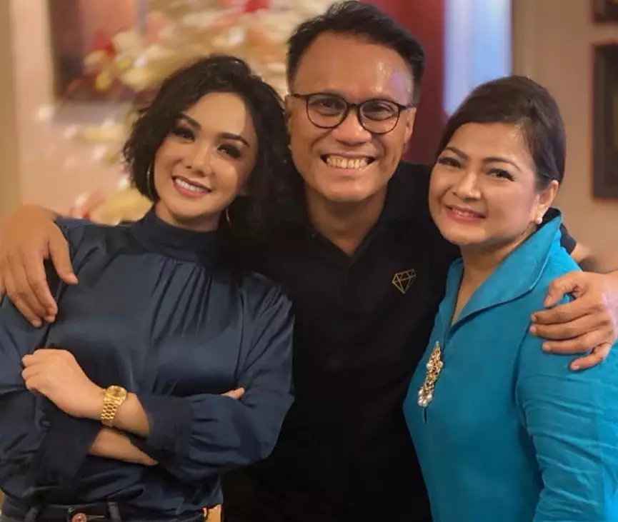 potret akrab seleb yang punya mantan suami sama © Instagram