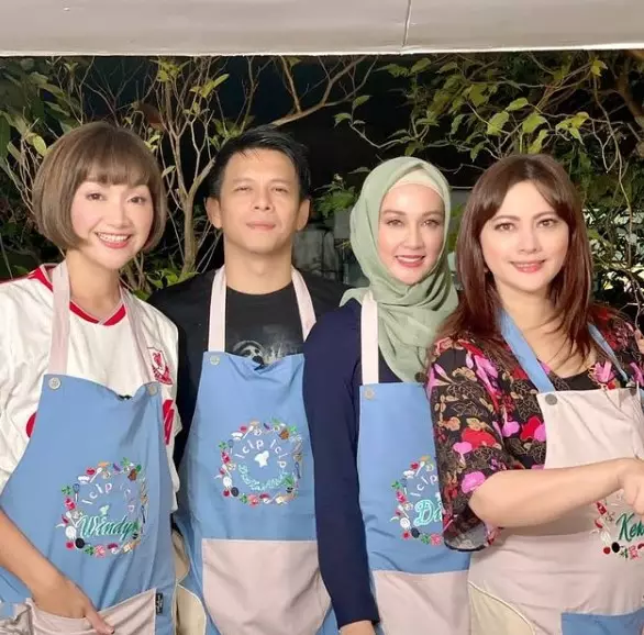 potret akrab seleb yang punya mantan suami sama © Instagram