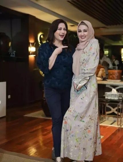 potret akrab seleb yang punya mantan suami sama © Instagram