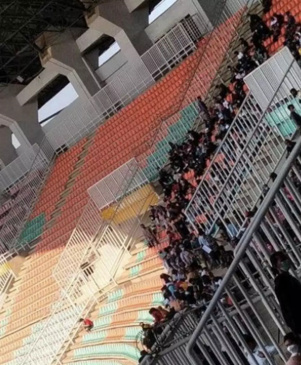 momen foto ada yang salah © Instagram