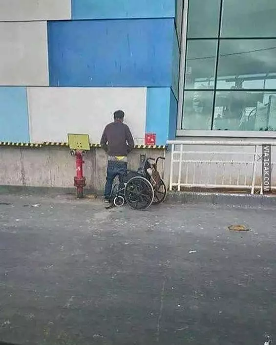 momen foto ada yang salah © Instagram