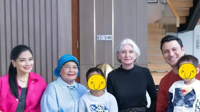 momen Christian Sugiono dan ibu © Instagram