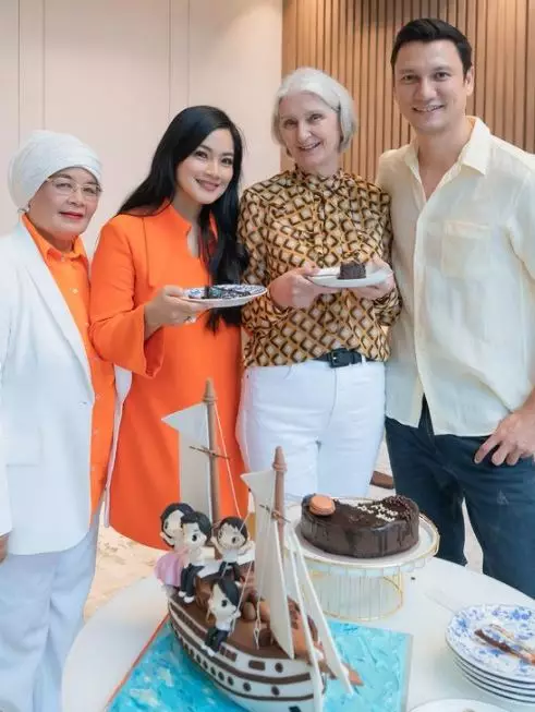 momen Christian Sugiono dan ibu © Instagram