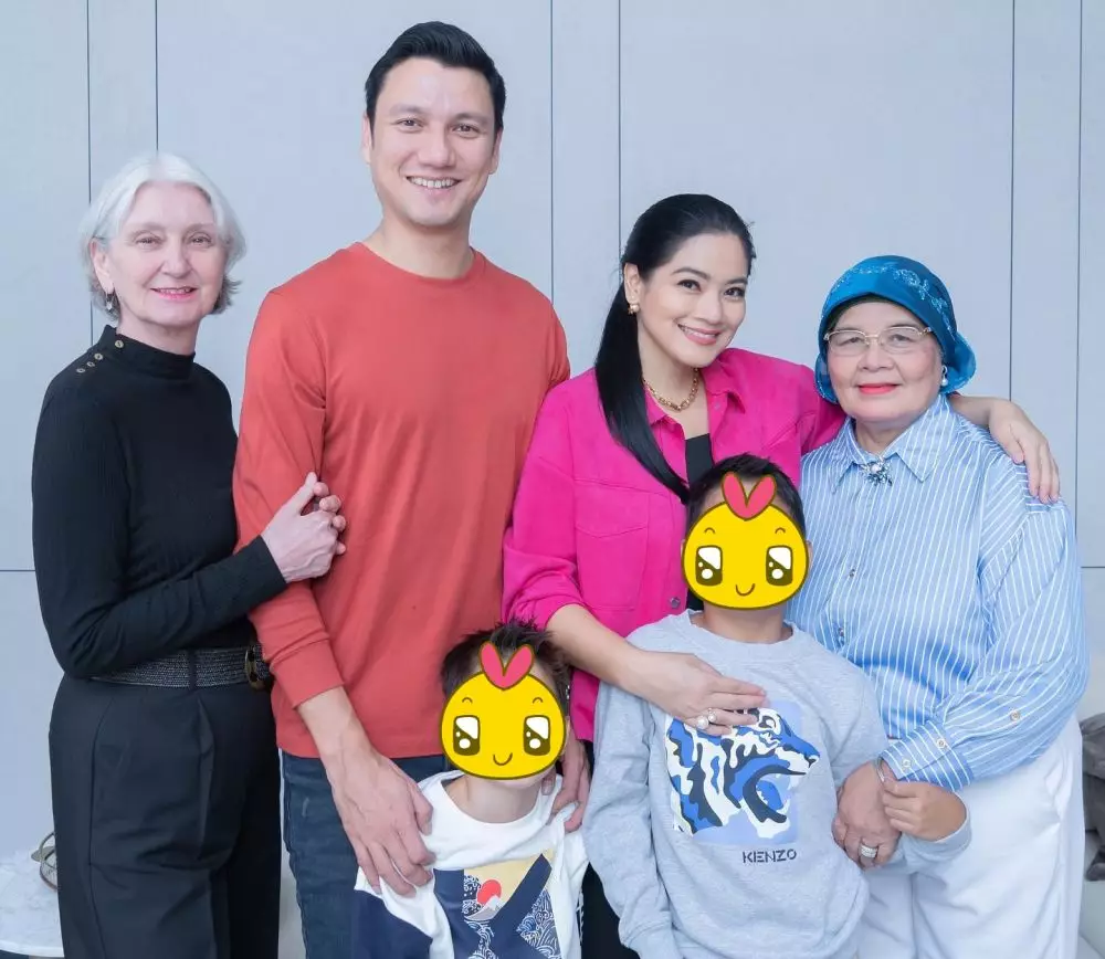 momen Christian Sugiono dan ibu © Instagram