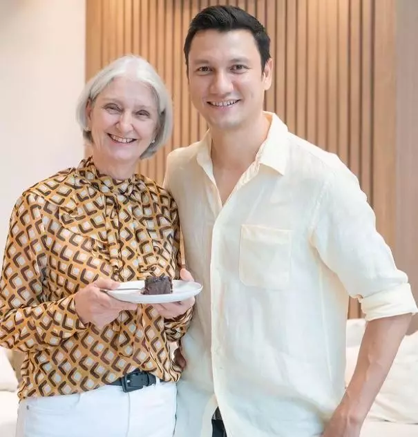 momen Christian Sugiono dan ibu © Instagram