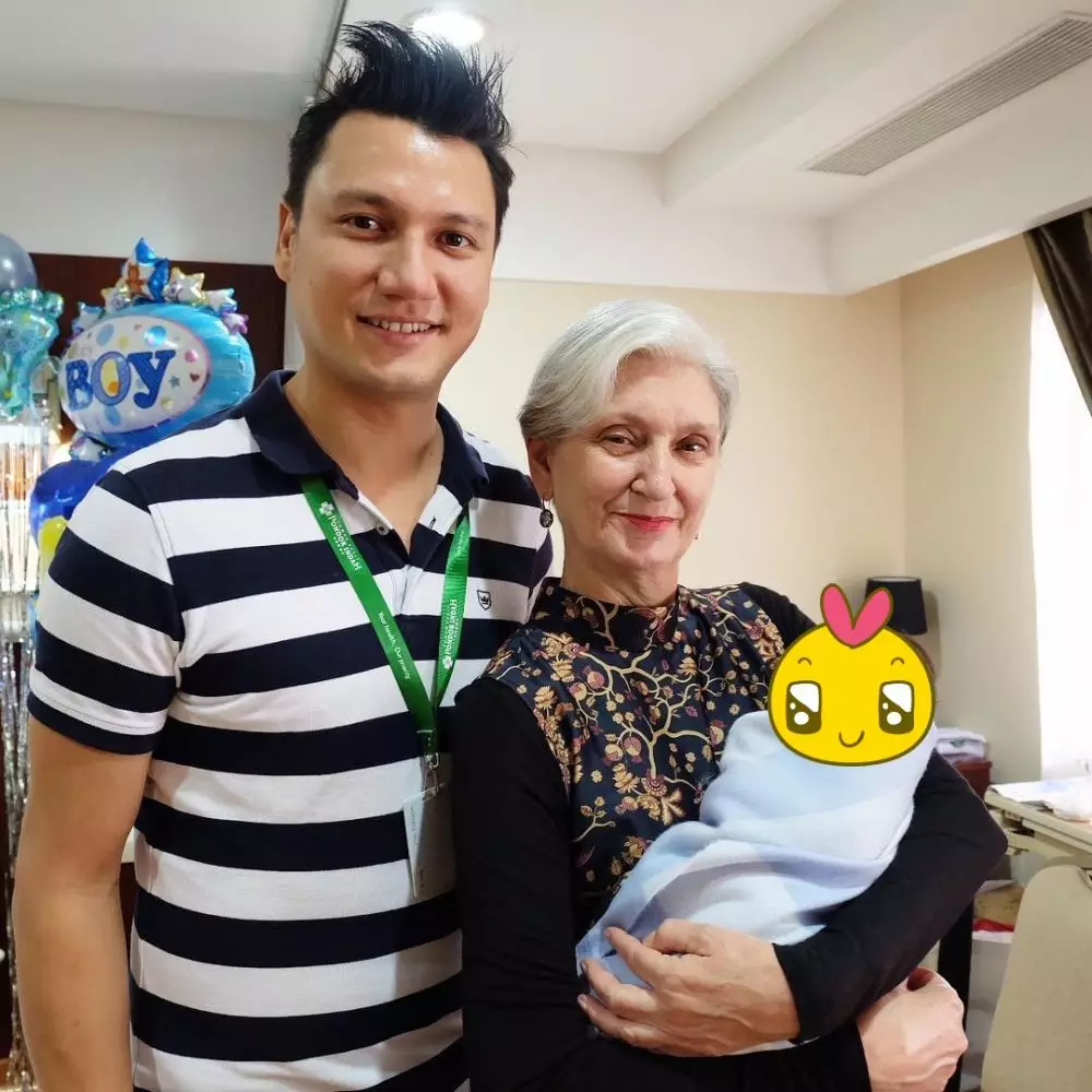 momen Christian Sugiono dan ibu © Instagram