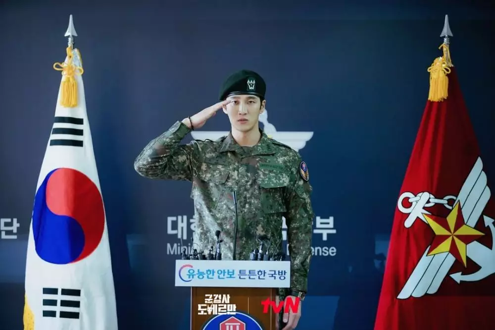 Pesona Ahn Bo-hyun jadi jaksa di Military © Instagram Pesona Ahn Bo-hyun jadi jaksa di Military © Instagram