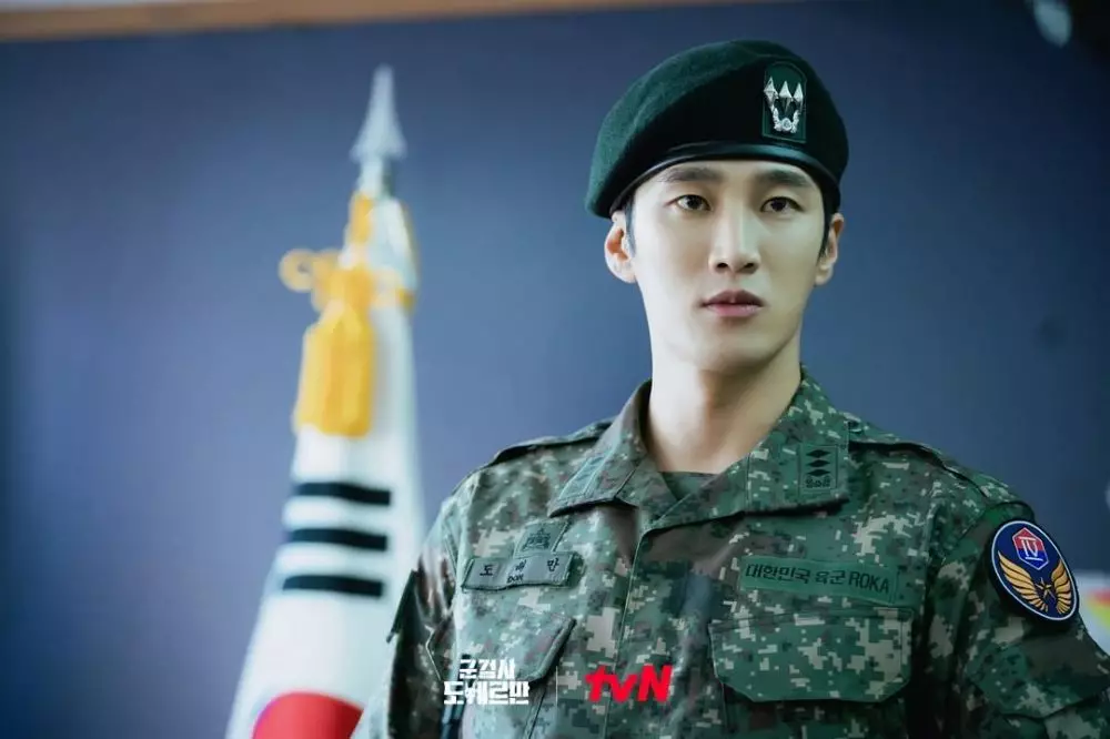 Pesona Ahn Bo-hyun jadi jaksa di Military © Instagram Pesona Ahn Bo-hyun jadi jaksa di Military © Instagram