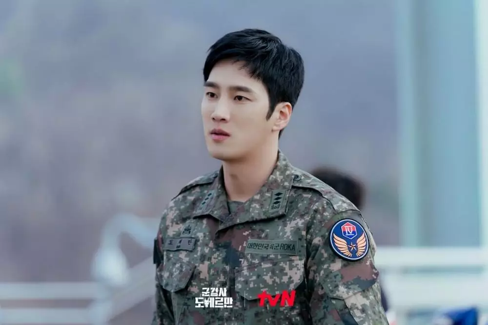 Pesona Ahn Bo-hyun jadi jaksa di Military © Instagram Pesona Ahn Bo-hyun jadi jaksa di Military © Instagram