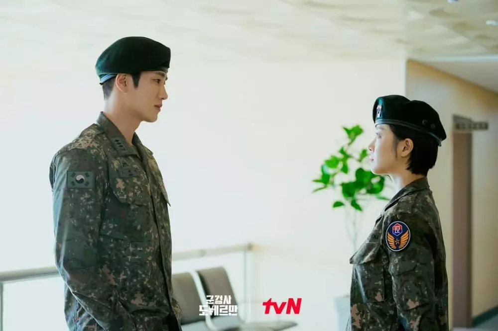 Pesona Ahn Bo-hyun jadi jaksa di Military © Instagram Pesona Ahn Bo-hyun jadi jaksa di Military © Instagram