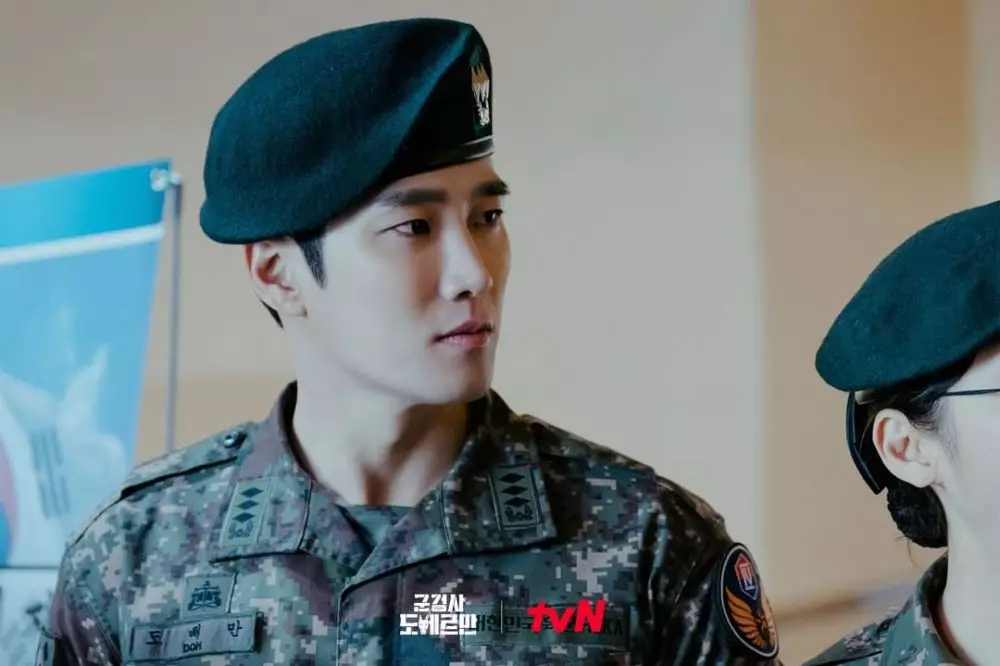 Pesona Ahn Bo-hyun jadi jaksa di Military © Instagram Pesona Ahn Bo-hyun jadi jaksa di Military © Instagram