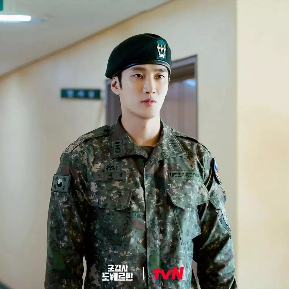 Pesona Ahn Bo-hyun jadi jaksa di Military © Instagram Pesona Ahn Bo-hyun jadi jaksa di Military © Instagram