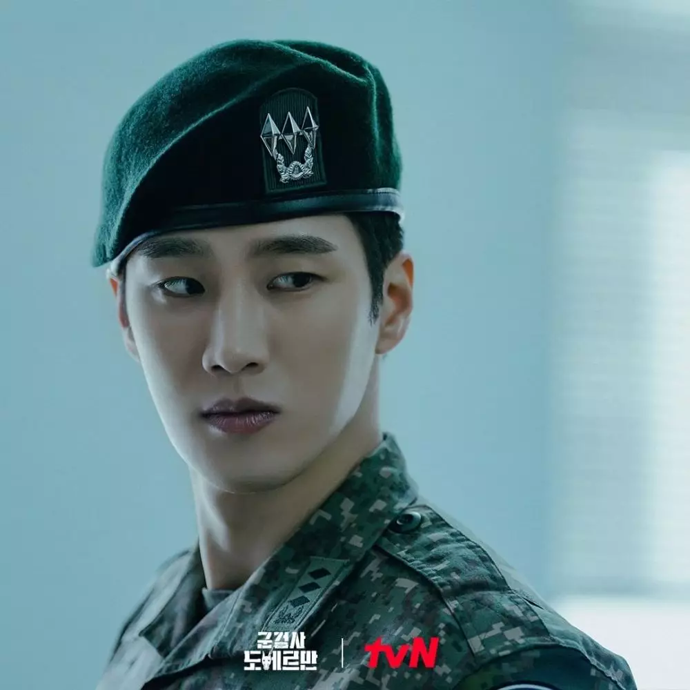 Pesona Ahn Bo-hyun jadi jaksa di Military © Instagram Pesona Ahn Bo-hyun jadi jaksa di Military © Instagram
