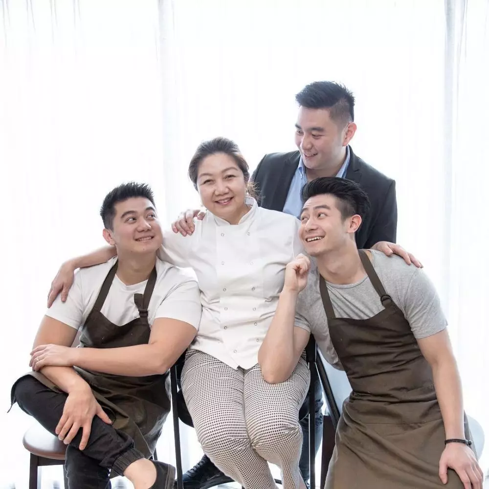 potret kebersamaan chef arnold dan adiknya © instagram potret kebersamaan chef arnold dan adiknya © instagram