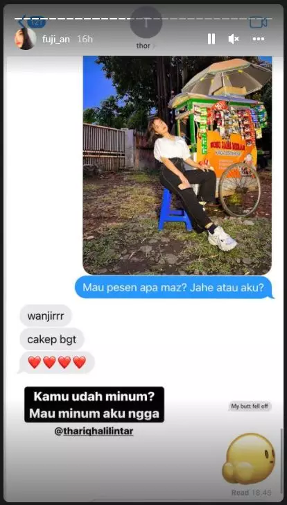 Fuji tuai pujian di samping gerobak minuman © 2022 brilio.net Fuji tuai pujian di samping gerobak minuman © 2022 brilio.net