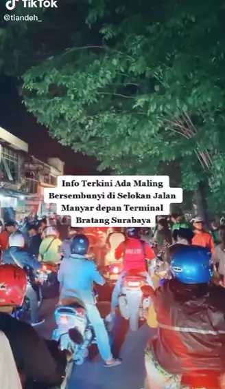 Maling sembunyi 2 jam di selokan, momen keluar bikin warga sorak sorai TikTok @Tiandeh_