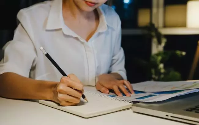 Teks deskripsi adalah  © 2022 berbagai sumber 