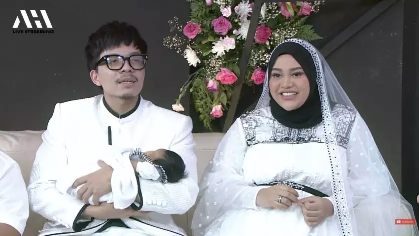 Momen akikah Ameena anak pertama Aurel © YouTube