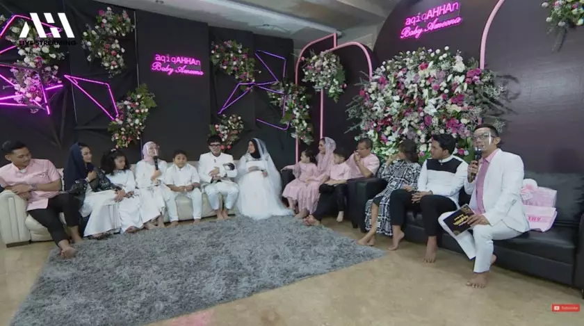 Momen akikah Ameena anak pertama Aurel © YouTube