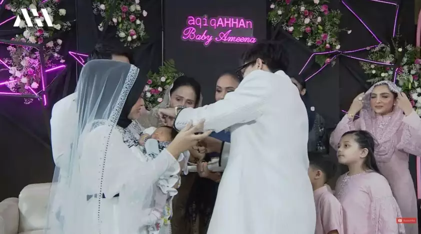 Momen akikah Ameena anak pertama Aurel © YouTube