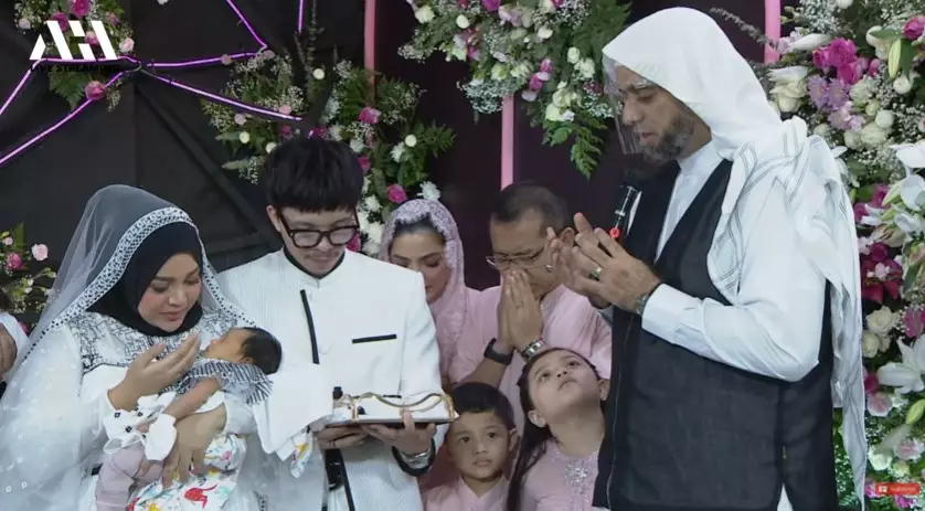 Momen akikah Ameena anak pertama Aurel © YouTube