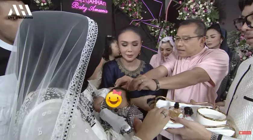 Momen akikah Ameena anak pertama Aurel © YouTube