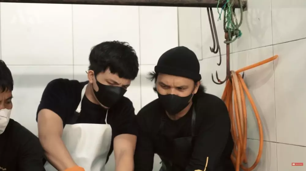 Momen akikah Ameena anak pertama Aurel © YouTube