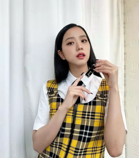 Jisoo Blackpink di Paris Fashion Week 2022 © berbagai sumber Jisoo Blackpink di Paris Fashion Week 2022 © berbagai sumber