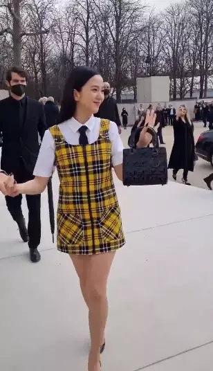 Jisoo Blackpink di Paris Fashion Week 2022 © berbagai sumber Jisoo Blackpink di Paris Fashion Week 2022 © berbagai sumber