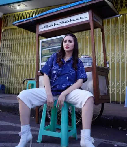 seleb cantik pose di dekat gerobak Instagram