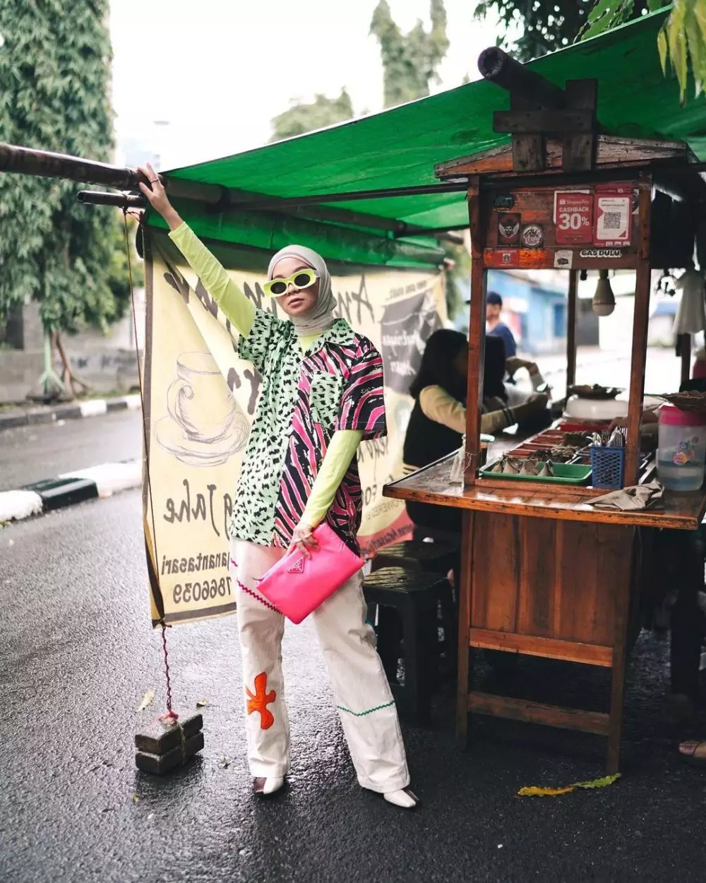 seleb cantik pose di dekat gerobak Instagram