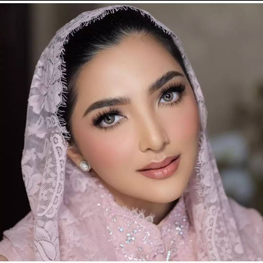 11 Potret Ashanty di akikah anak Aurel dan Atta, outfit serba pink