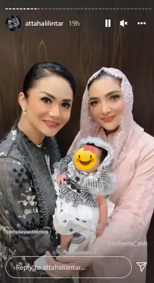 Gaya Krisdayanti di akikah anak Aurel © Instagram Gaya Krisdayanti di akikah anak Aurel © Instagram