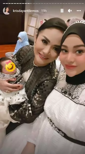 Gaya Krisdayanti di akikah anak Aurel © Instagram Gaya Krisdayanti di akikah anak Aurel © Instagram