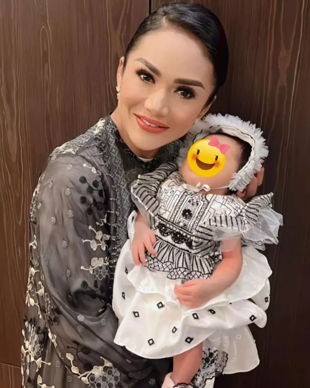 Gaya Krisdayanti di akikah anak Aurel © Instagram Gaya Krisdayanti di akikah anak Aurel © Instagram