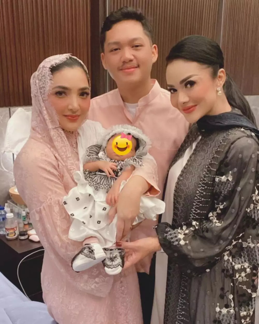 Gaya Krisdayanti di akikah anak Aurel © Instagram Gaya Krisdayanti di akikah anak Aurel © Instagram