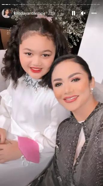 Gaya Krisdayanti di akikah anak Aurel © Instagram Gaya Krisdayanti di akikah anak Aurel © Instagram