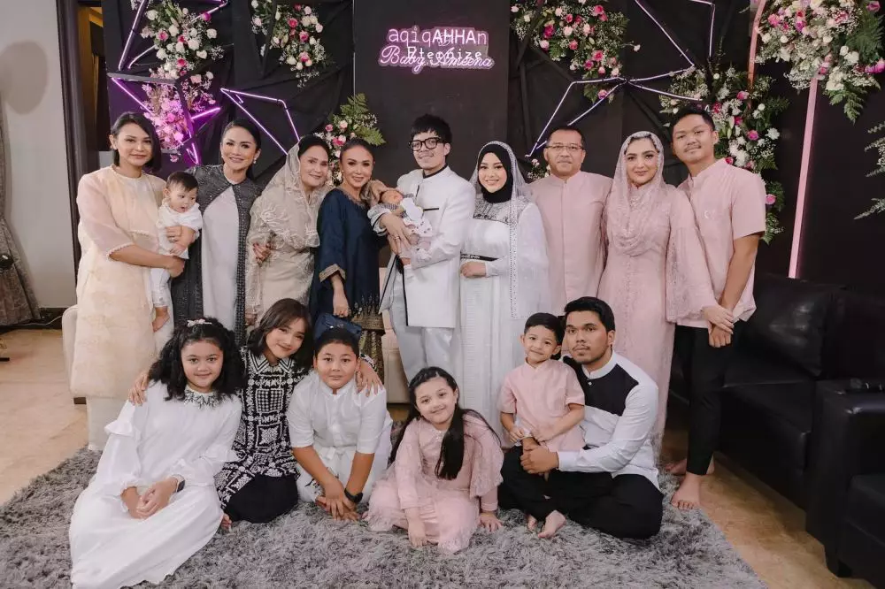 Gaya Krisdayanti di akikah anak Aurel © Instagram Gaya Krisdayanti di akikah anak Aurel © Instagram
