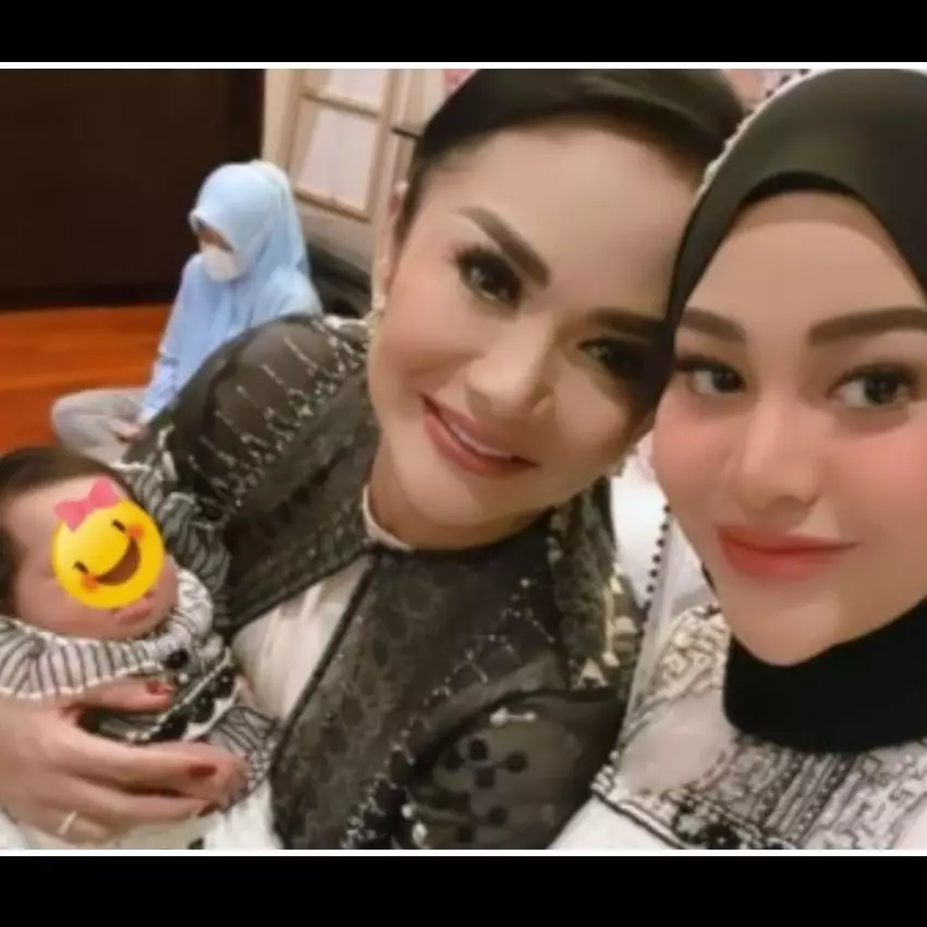 11 Gaya Krisdayanti di akikah anak Aurel, anggun pakai dress monokrom