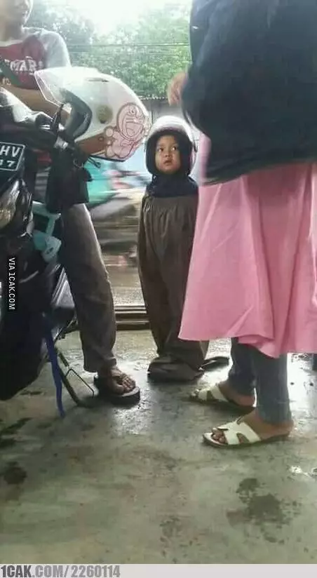 orang pakai jas hujan © berbagai sumber orang pakai jas hujan © berbagai sumber