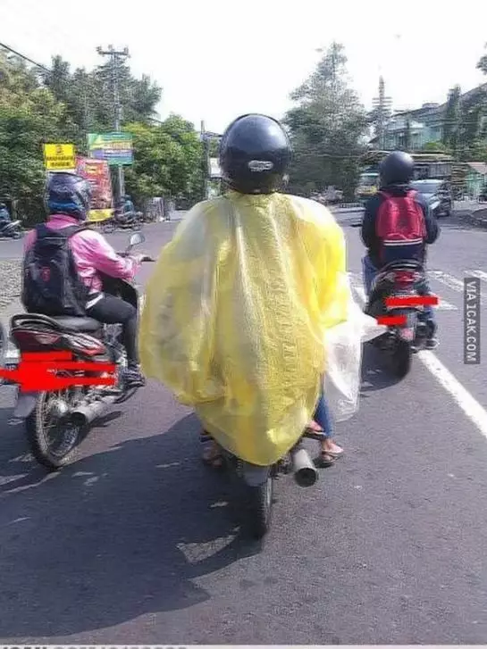orang pakai jas hujan © berbagai sumber orang pakai jas hujan © berbagai sumber