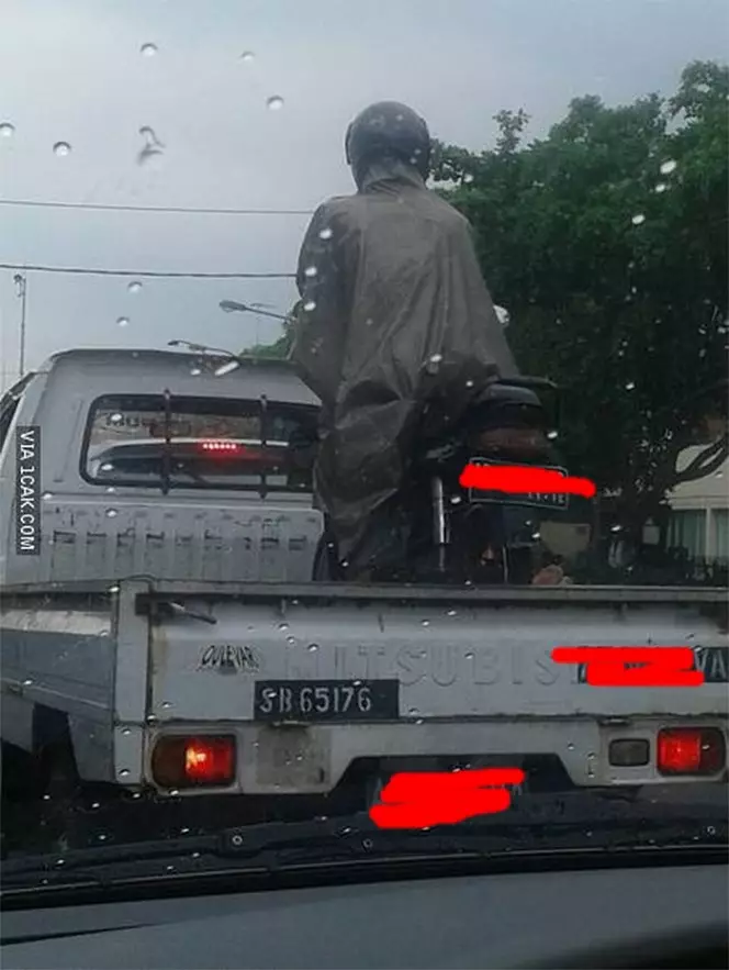 orang pakai jas hujan © berbagai sumber orang pakai jas hujan © berbagai sumber