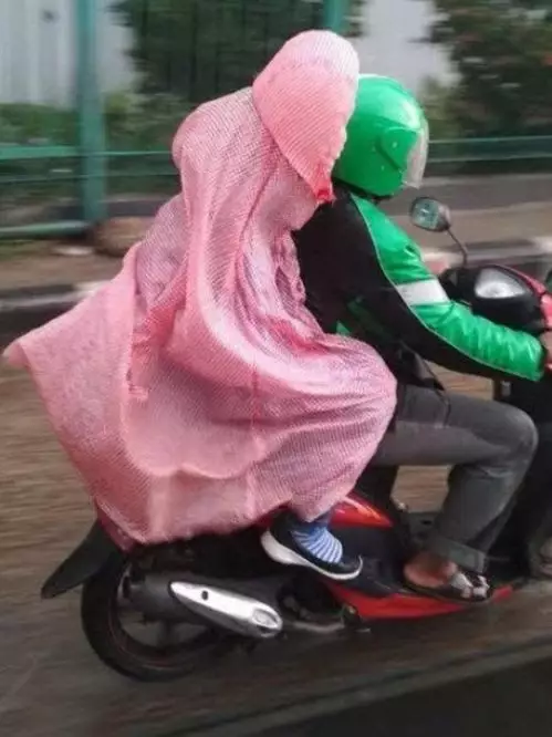 orang pakai jas hujan © berbagai sumber orang pakai jas hujan © berbagai sumber