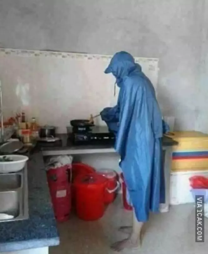 orang pakai jas hujan © berbagai sumber orang pakai jas hujan © berbagai sumber