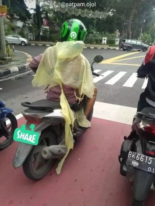 orang pakai jas hujan © berbagai sumber orang pakai jas hujan © berbagai sumber