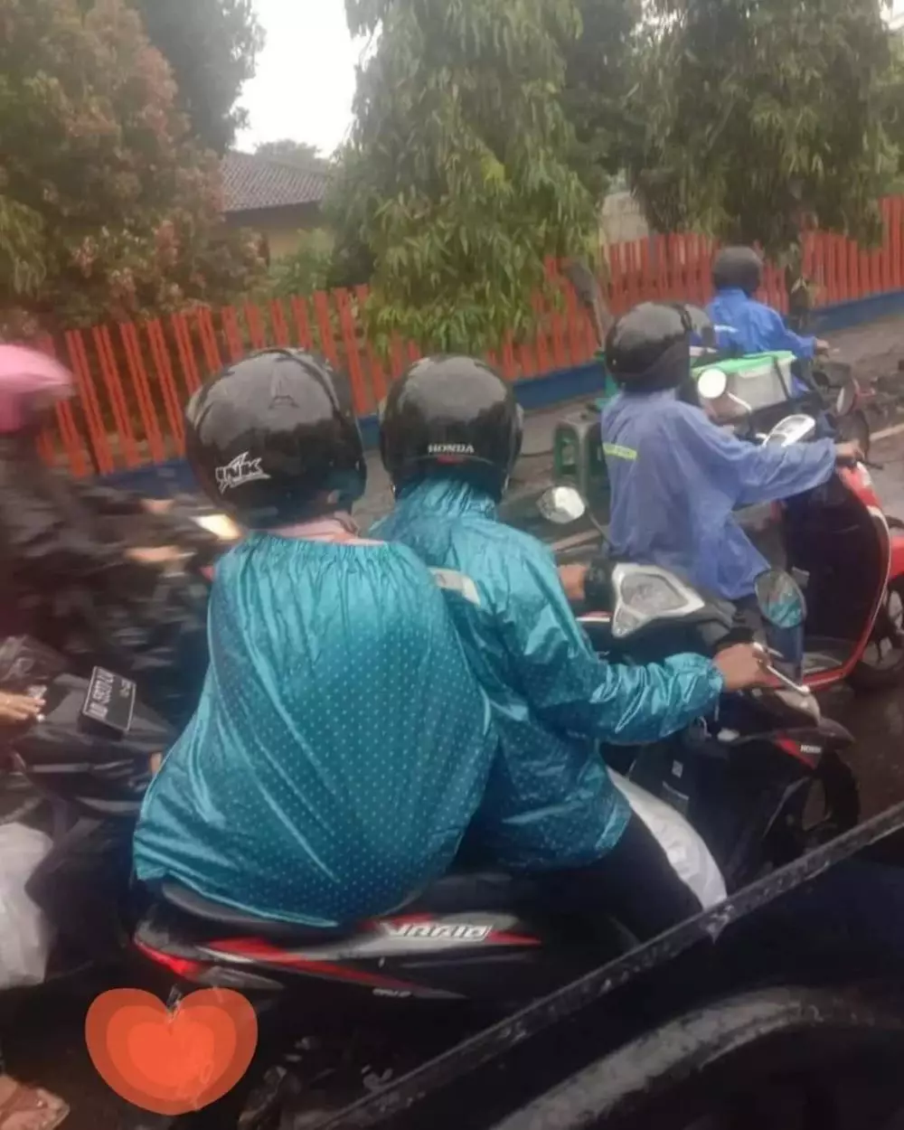 orang pakai jas hujan © berbagai sumber orang pakai jas hujan © berbagai sumber