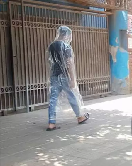 orang pakai jas hujan © berbagai sumber orang pakai jas hujan © berbagai sumber